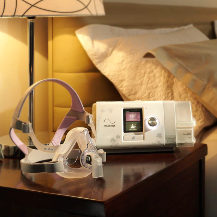 ResMed AirSense 10 AutoSet CPAP machine with humidifier and 4G connectivity.